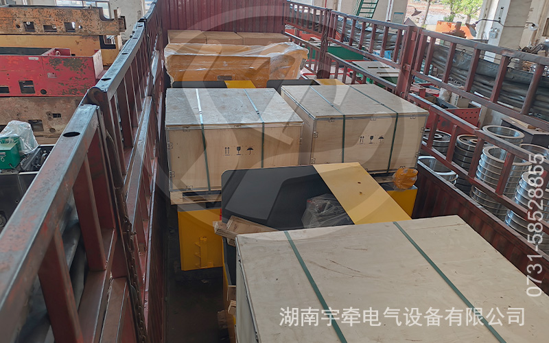 一批定制型2.5噸蓄電池電機(jī)車發(fā)貨3.jpg