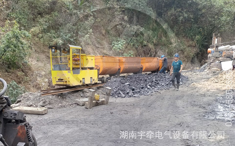 2.5噸防爆蓄電池電機(jī)車海外煤礦運行視頻.jpg